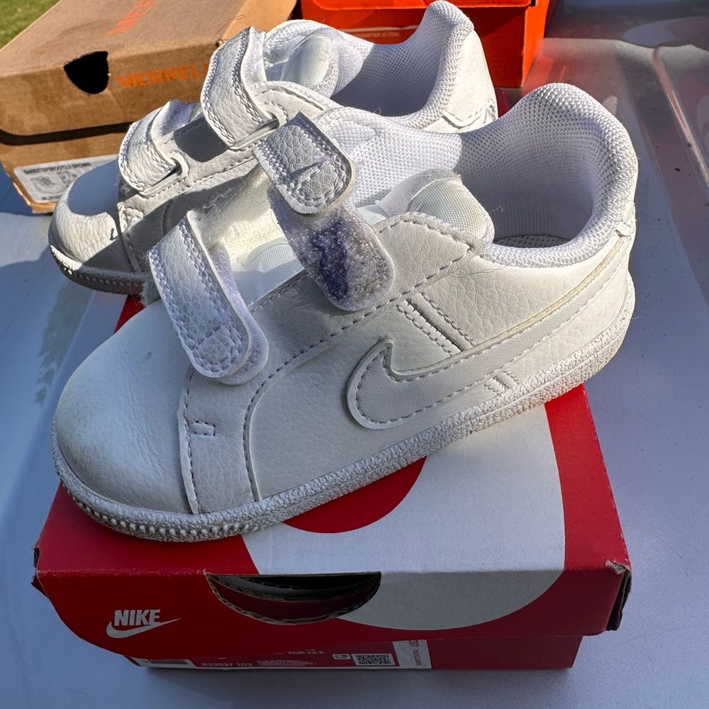 Size 7 Nike court royale